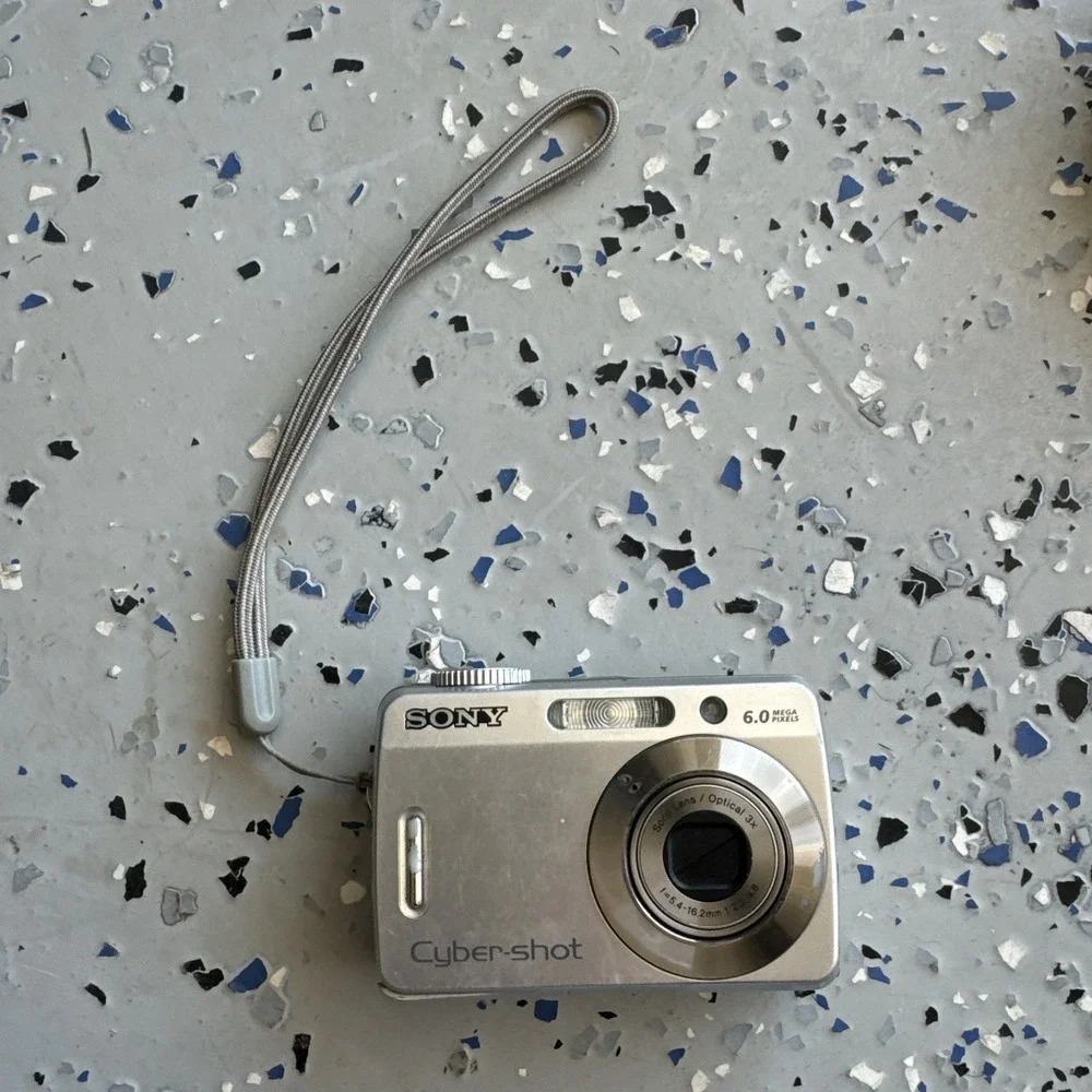 Sony Cyber-shot DSC-S500 6.0MP Digital Camera‎ Parts Only Does Not Turn On